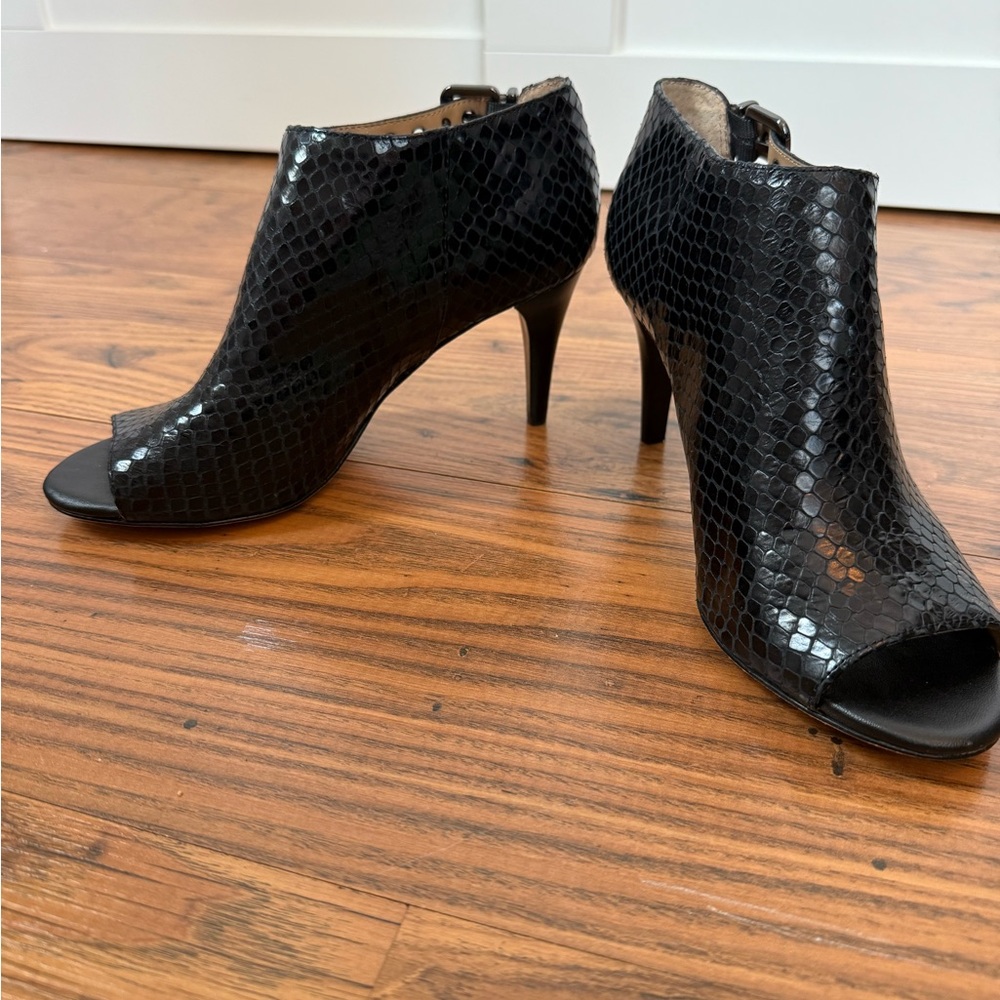 Black Peep-Toe Ankle Boots - Croc Design Leather Antonio Melani Size 7.5